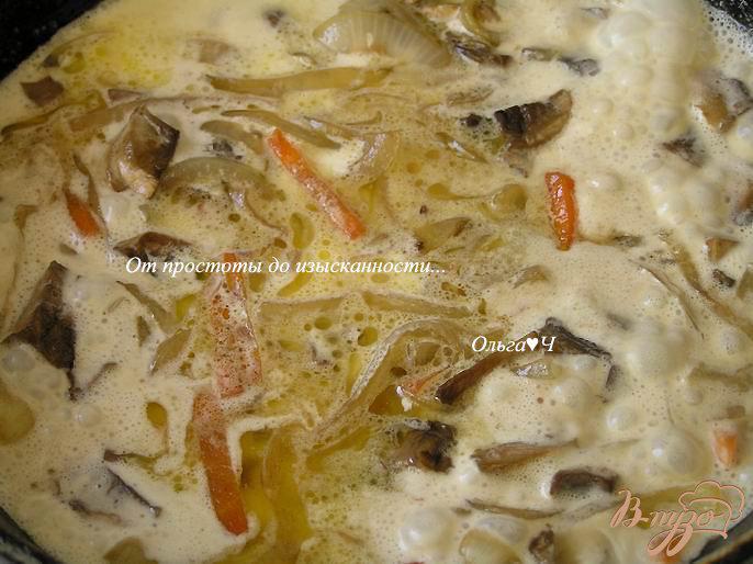 Фото приготовление рецепта: Курица в сливочном соусе с грибами шаг №4