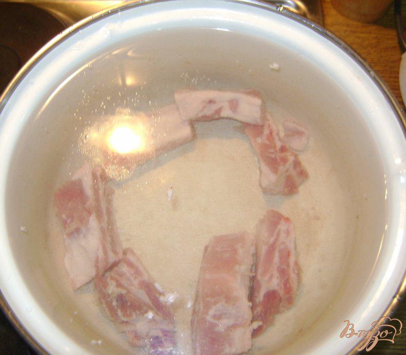 Фото приготовление рецепта: Гороховый суп со свиными ребрышками шаг №3