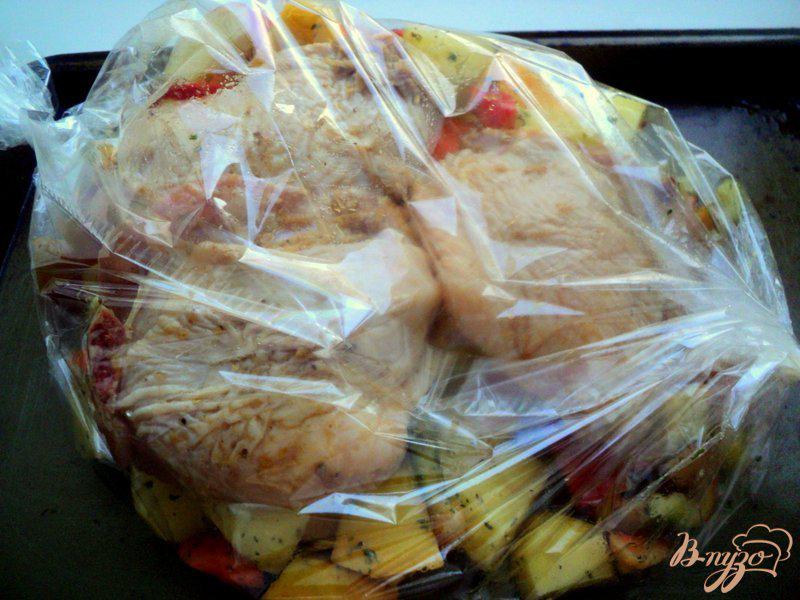 Фото приготовление рецепта: Куриные окорочка с овощами шаг №3