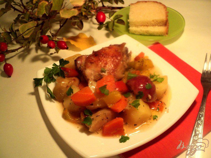 Фото приготовление рецепта: Куриные окорочка с овощами шаг №4