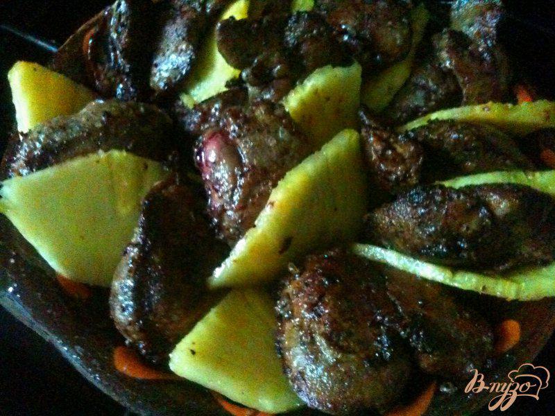 Фото приготовление рецепта: Куриная печень с кусочками ананаса шаг №4