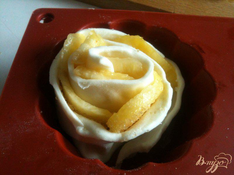 Фото приготовление рецепта: Слойки-розочки с ананасом шаг №3