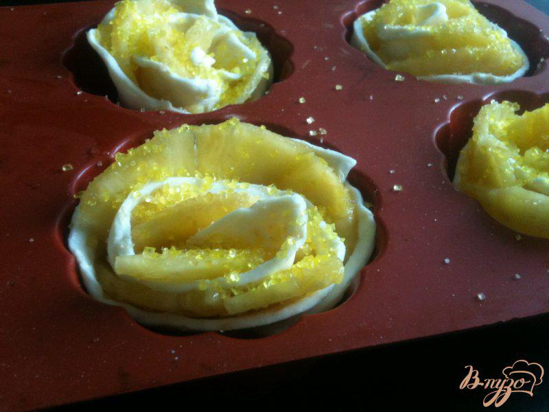 Фото приготовление рецепта: Слойки-розочки с ананасом шаг №4