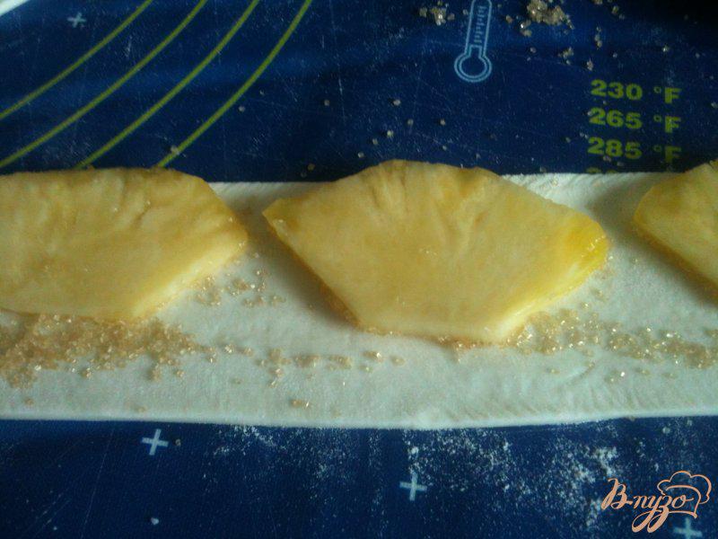 Фото приготовление рецепта: Слойки-розочки с ананасом шаг №2