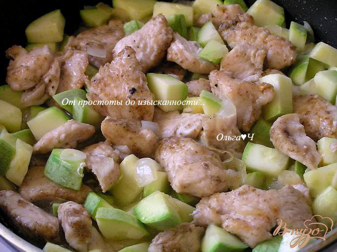 Фото приготовление рецепта: Жаркое из курицы с кабачками шаг №3