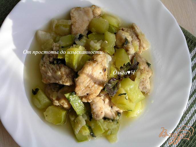 Фото приготовление рецепта: Жаркое из курицы с кабачками шаг №6