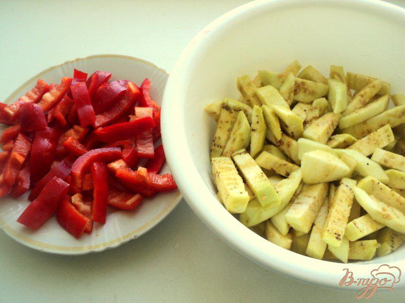 Фото приготовление рецепта: Фрикадельки с базиликом и овощами шаг №1