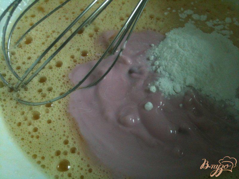 Фото приготовление рецепта: Оладушки на фруктовом йогурте шаг №2