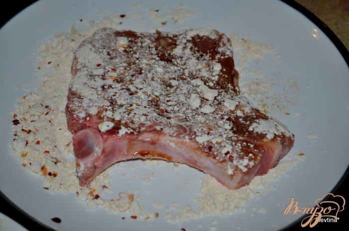 Фото приготовление рецепта: Свиные отбивные с пряным соусом шаг №2
