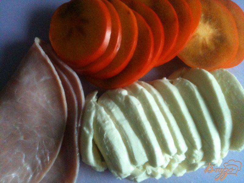 Фото приготовление рецепта: Салат из моцареллы с хурмой и ветчиной шаг №1