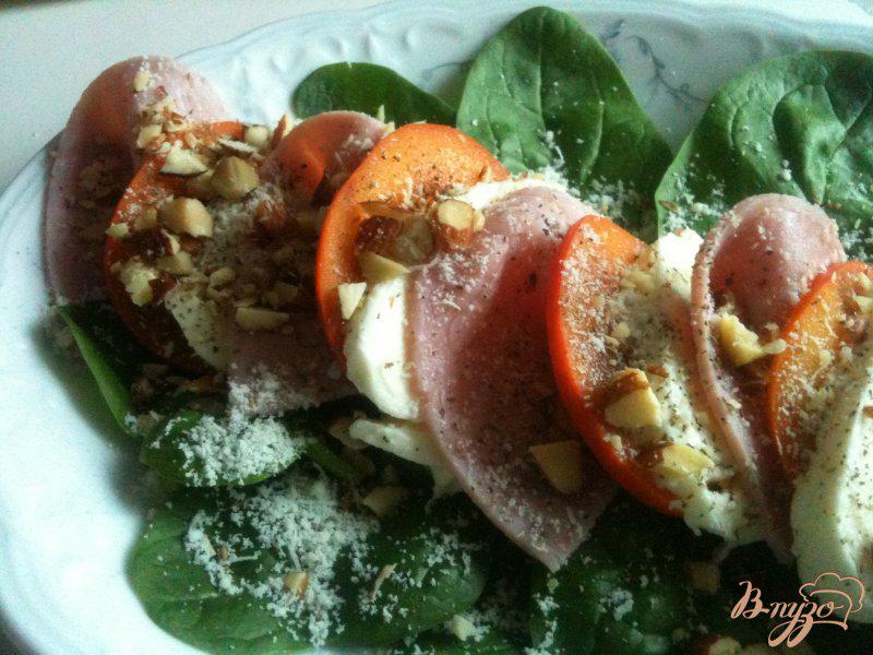 Фото приготовление рецепта: Салат из моцареллы с хурмой и ветчиной шаг №4