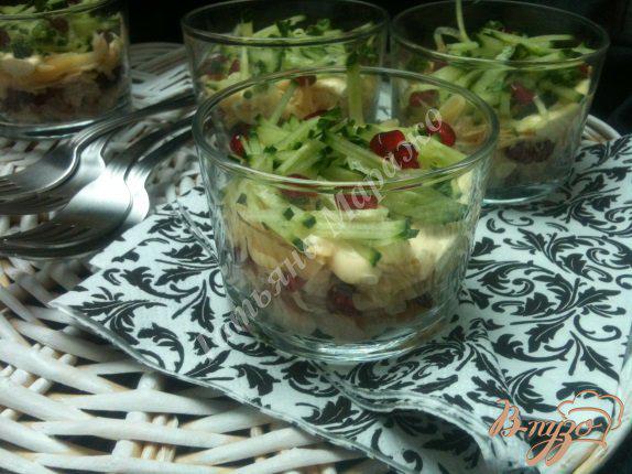 Фото приготовление рецепта: Салат из копченой форели с сыром шаг №8