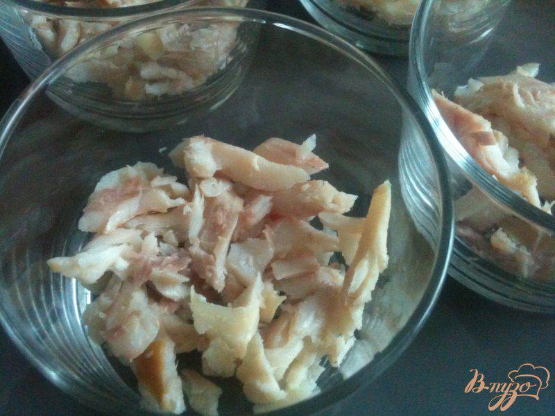 Фото приготовление рецепта: Салат из копченой форели с сыром шаг №5