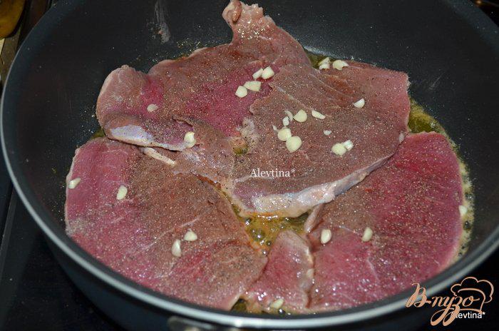 Фото приготовление рецепта: Стейк в соусе из грибов шиитаке шаг №2