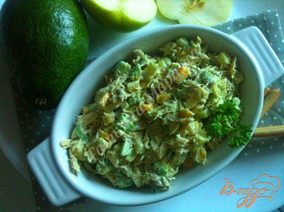 Фото приготовление рецепта: Салат из авокадо с макрелью и сыром шаг №6