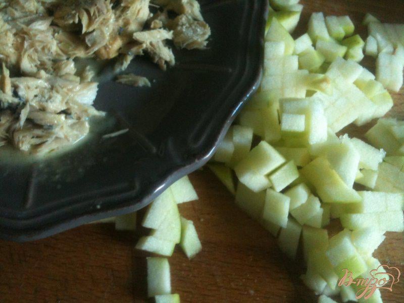 Фото приготовление рецепта: Салат из авокадо с макрелью и сыром шаг №3