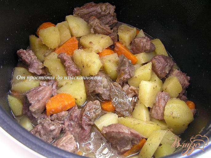 Фото приготовление рецепта: Рагу из говядины с картофелем и майораном в мультиварке шаг №5