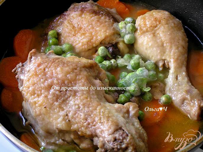 Фото приготовление рецепта: Курица с морковью и зеленым горошком шаг №3