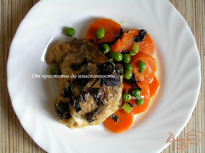 Фото приготовление рецепта: Курица с морковью и зеленым горошком шаг №5