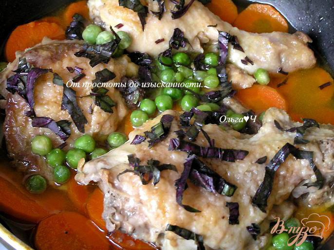 Фото приготовление рецепта: Курица с морковью и зеленым горошком шаг №4