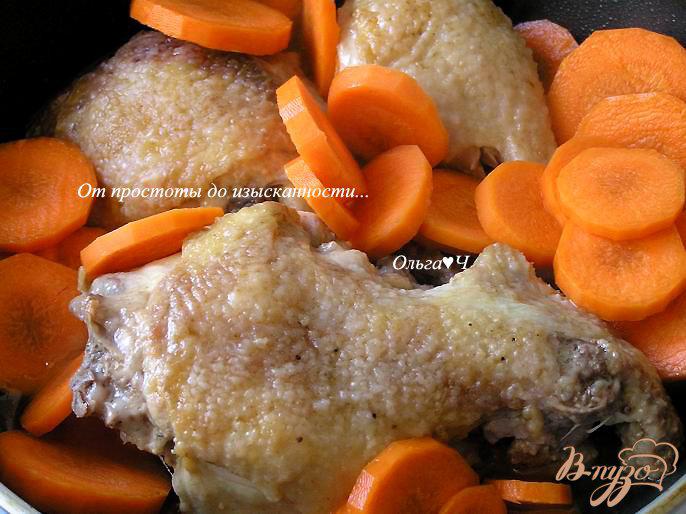 Фото приготовление рецепта: Курица с морковью и зеленым горошком шаг №2