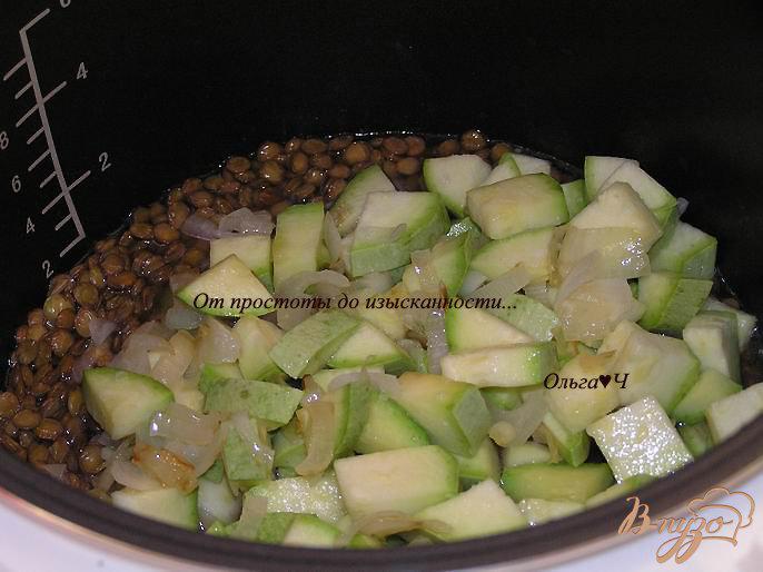 Фото приготовление рецепта: Чечевица с кабачками в мультиварке шаг №3