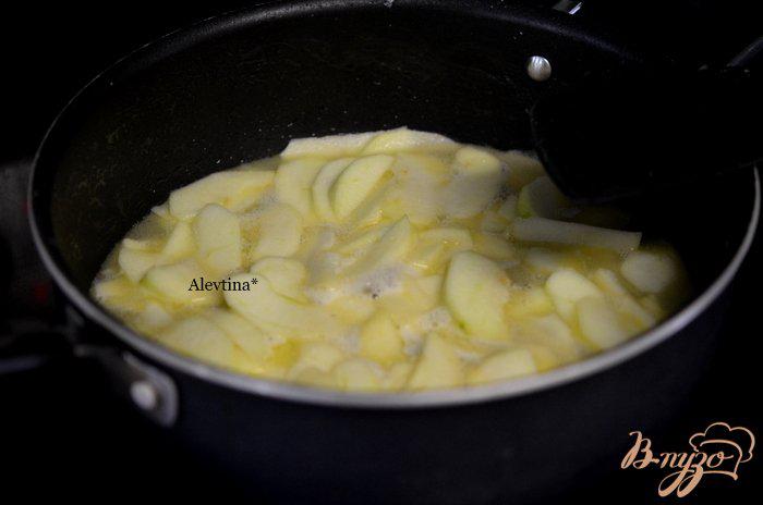 Фото приготовление рецепта: Яблочный пряный кекс с глазурью шаг №2