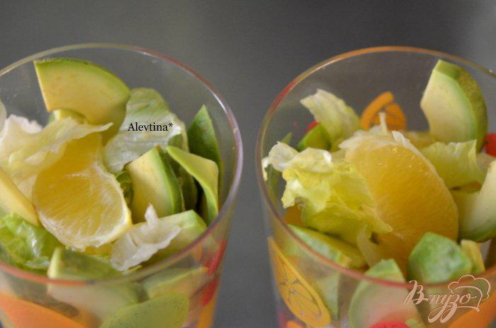 Фото приготовление рецепта: Салат с авокадо и апельсином шаг №3