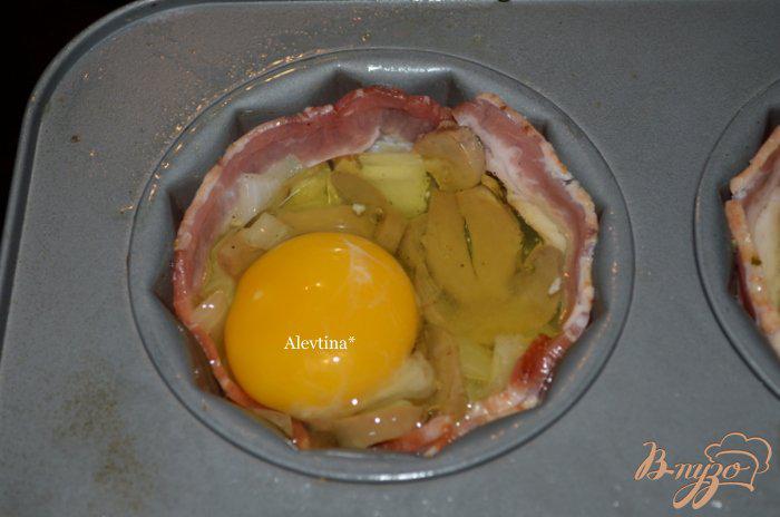 Фото приготовление рецепта: Беконовые гнезда с яйцом шаг №3
