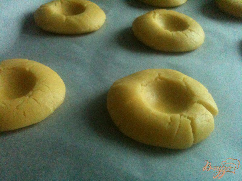 Фото приготовление рецепта: Песочное печенье с яблочно-медовой начинкой шаг №6