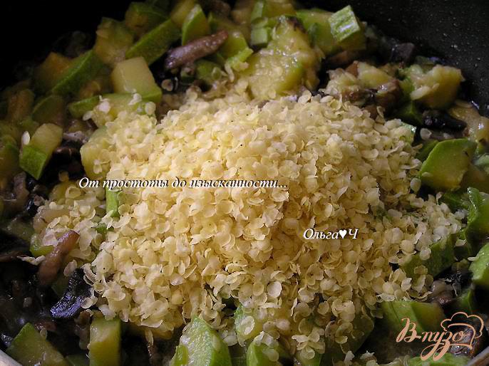 Фото приготовление рецепта: Чебуреки с грибами, кабачками и пшеничными хлопьями шаг №5