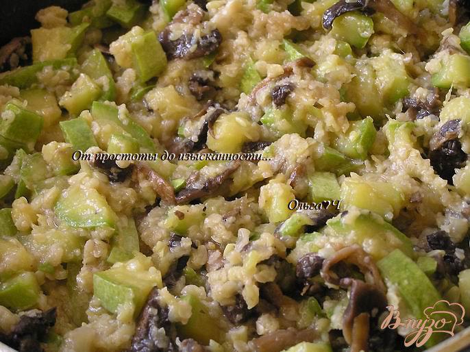 Фото приготовление рецепта: Чебуреки с грибами, кабачками и пшеничными хлопьями шаг №6