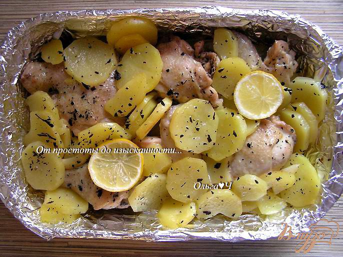 Фото приготовление рецепта: Курица, запеченная с картофелем и лимоном шаг №4