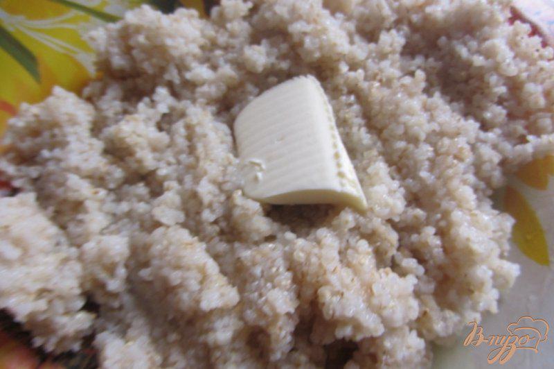 Фото приготовление рецепта: Ароматная ячневая каша со сливочным маслом шаг №4