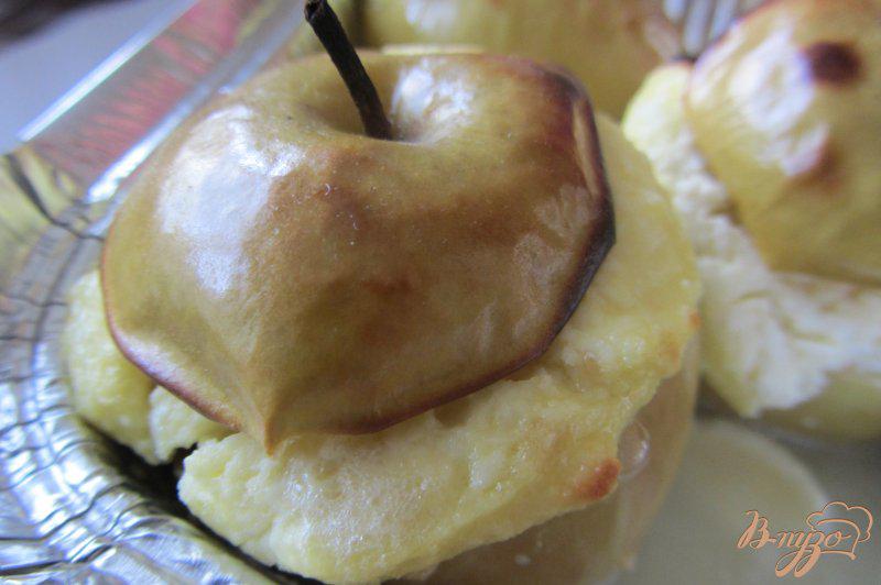 Фото приготовление рецепта: Яблоки с сюрпризом шаг №8