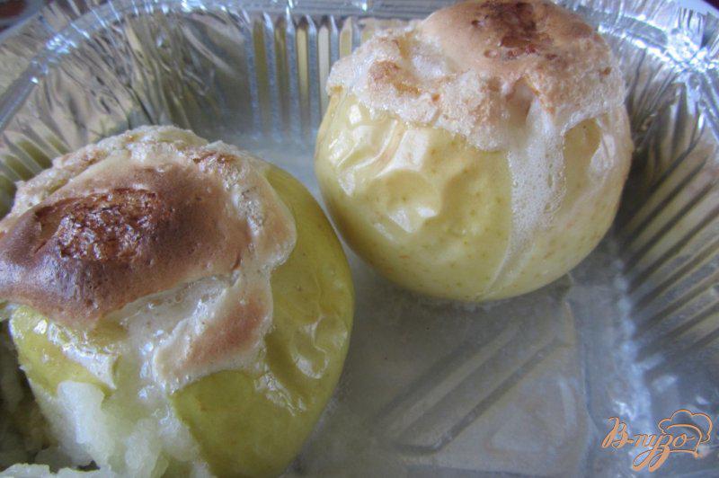 Фото приготовление рецепта: Запечные яблочки с безе шаг №5