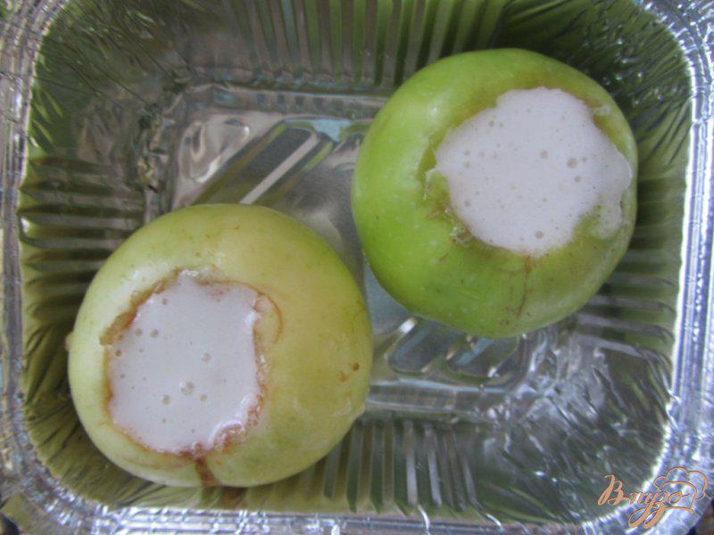 Фото приготовление рецепта: Запечные яблочки с безе шаг №4