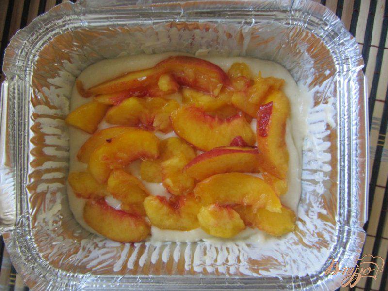 Фото приготовление рецепта: Пирог с персиковой начинкой на скорую руку шаг №7