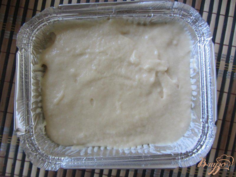 Фото приготовление рецепта: Пирог с персиковой начинкой на скорую руку шаг №8