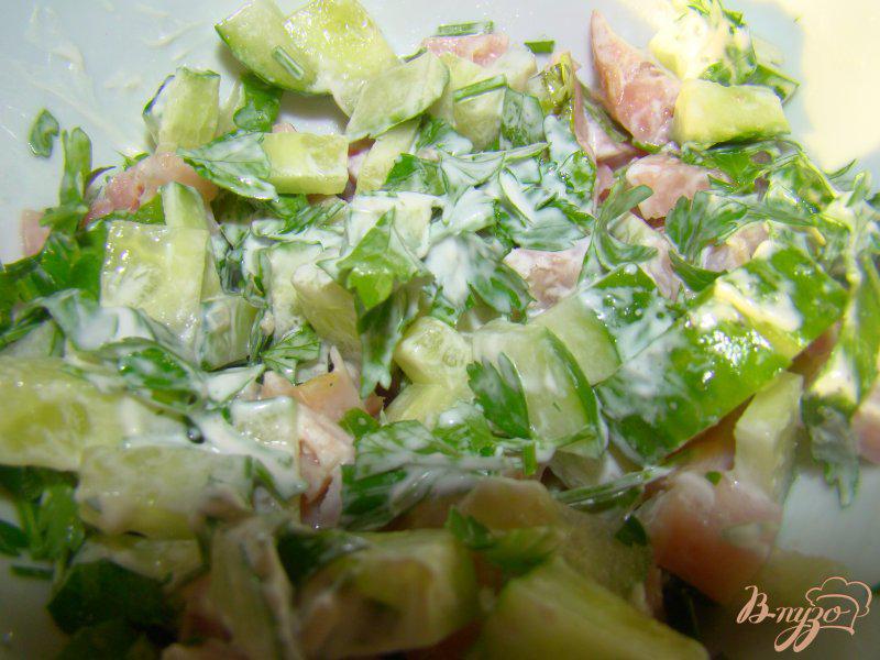 Фото приготовление рецепта: Ветчино-огуречный салат шаг №4