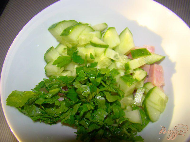 Фото приготовление рецепта: Ветчино-огуречный салат шаг №3