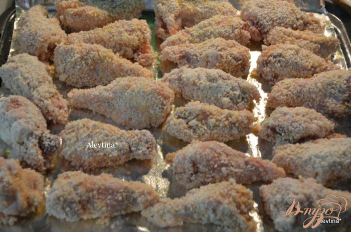 Фото приготовление рецепта: Хрустящие куриные крылышки в кунжутном семени шаг №3