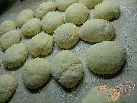 Фото приготовление рецепта: Молочные булочки с начинкой. шаг №3