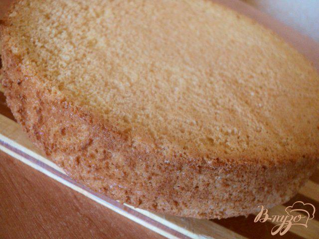 Фото приготовление рецепта: Бисквитно-фруктовый торт шаг №2