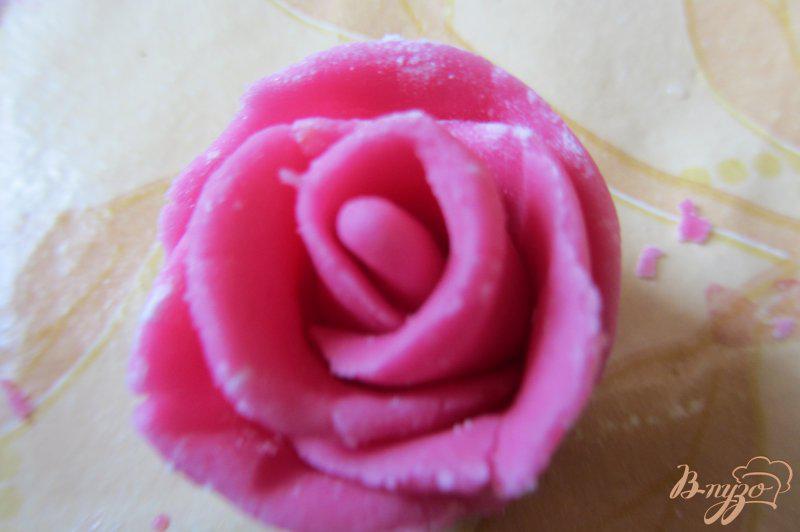 Фото приготовление рецепта: Бутоны роз из мастики шаг №9
