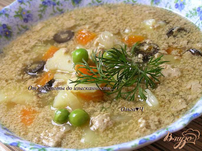Фото приготовление рецепта: Суп с печенью минтая, мартини и маслинами шаг №7