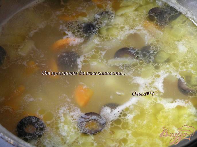 Фото приготовление рецепта: Суп с печенью минтая, мартини и маслинами шаг №4