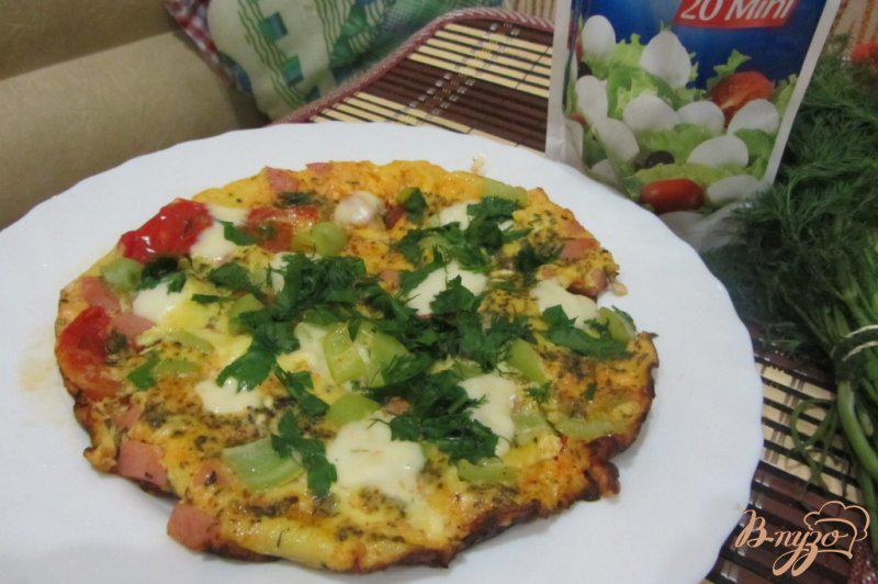 Фото приготовление рецепта: яичница с моцареллой и зеленью шаг №12