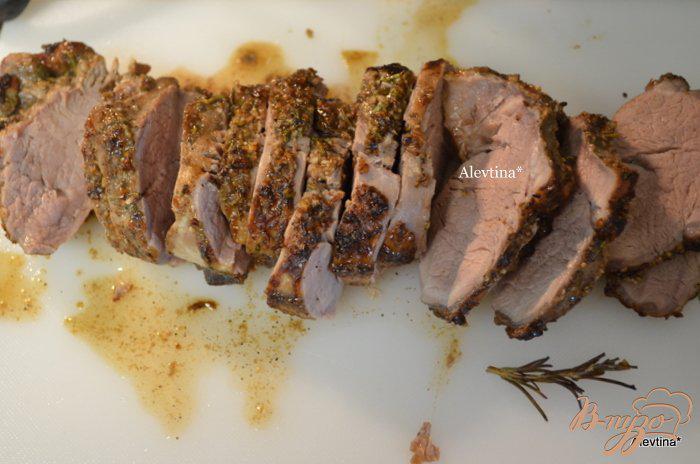 Фото приготовление рецепта: Свиное филе с розмарином шаг №4