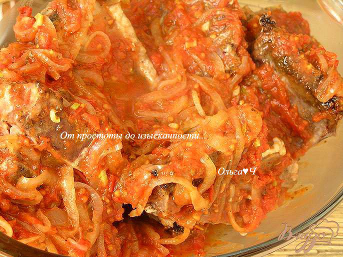 Фото приготовление рецепта: Свиные ребрышки в томатном соусе с майораном шаг №4